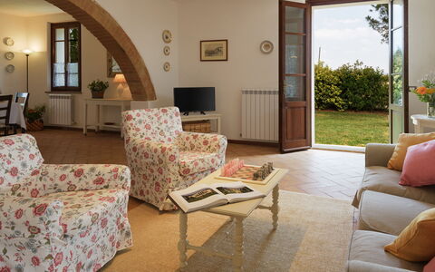 Poggio Vistabella 10: Meubles, Design Intérieur, Sol, Table, Chaise, Bois, Pièce, Sol, Salon, Plafond