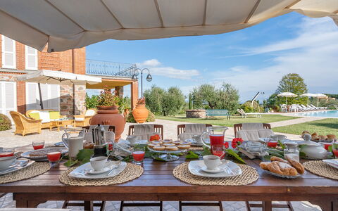 Villa Gabri 8: Meubles, Table, Mobilier De Jardin, Chaise, Table Cuisine Et Salle A Manger, Tableau De Plein Air, Parapluie, Aliments, Nappe De Table, Piscine