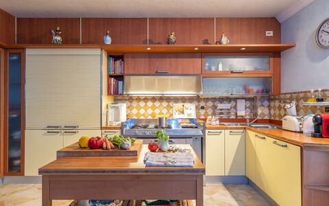 Villa Gabri 8: Cuisine, Appareil De Cuisine, Cabinetry, Meubles, Comptoir, Design Intérieur, Principaux Appliance, Sol, Bois, Placard