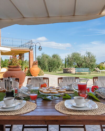 Villa Gabri 8: Meubles, Table, Mobilier De Jardin, Chaise, Table Cuisine Et Salle A Manger, Tableau De Plein Air, Parapluie, Aliments, Nappe De Table, Piscine
