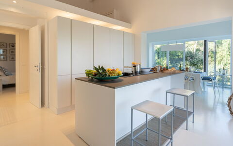 Villa Giomoa 8: Meubles, Design Intérieur, Cuisine, Sol, Comptoir, Mur, Sol, Bois, Plafond, Chaise