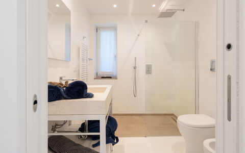 Villa Giomoa 8: Sol, Sol, Design Intérieur, Salle De Bains, Mur, Luminaire Plomberie, Miroir, Plafond, Pièce, Plomberie
