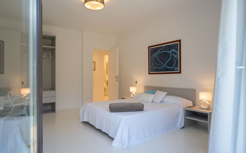 Villa Giomoa 8: Meubles, Design Intérieur, Lit, Bois, Sol, Chambre, Sol, Plafond, Pièce, Drap De Lit