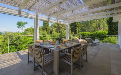 Villa Giomoa 8: Meubles, Bois, Chaise, Mobilier De Jardin, Table, Tableau De Plein Air, Porche, Table Cuisine Et Salle A Manger, Ombre, Structure En Plein Air