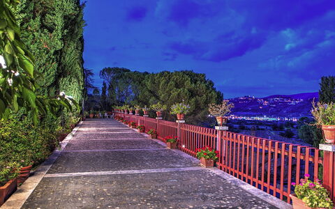 Villa Michelangelo 14: Printemps, Crépuscule, Soirée, Jardin, Nuit, Éclairage Paysager, Clôture, Passerelle, Éclairage De Sécurité