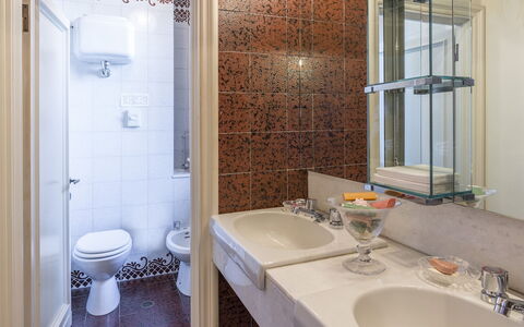 Villa Michelangelo 14: Lavabo, Salle De Bains, Luminaire Plomberie, Évier, Design Intérieur, Robinet, Sol, Plomberie, Sol, Pièce