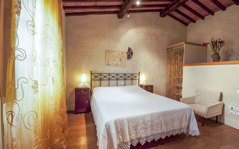 Buca delle Fate 8: Meubles, Design Intérieur, Lit, Mur, Chambre, Sol, Bois, Sol, Drap De Lit, Literie