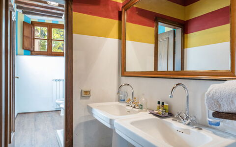 Villalta 18+2: Mur, Luminaire Plomberie, Lavabo, Bois, Salle De Bains, Design Intérieur, Évier, Robinet, Sol, Plomberie