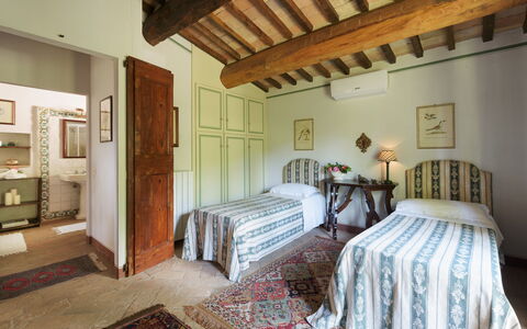 Le Volpaie 6+1: Meubles, Lit, Mur, Chambre, Design Intérieur, Literie, Sol, Drap De Lit, Domicile, Cadre De Lit
