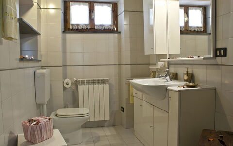Frantusa 6+2: Luminaire Plomberie, Évier, Lavabo, Salle De Bains, Sol, Design Intérieur, Siège De Toilette, Robinet, Sol, Toilette