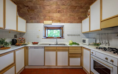 Frantusa 6+2: Cuisine, Appareil De Cuisine, Comptoir, Principaux Appliance, Cuisinière, Design Intérieur, Plafond, Cabinetry, Gaz Poele, Sol
