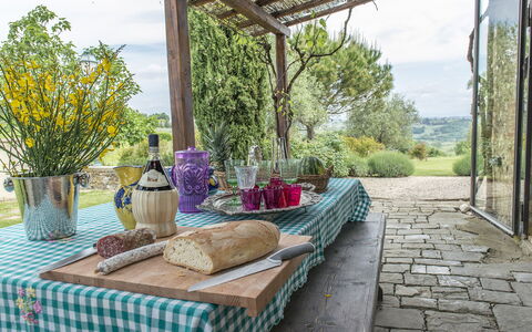 Casabianca 12: Meubles, Vaisselle, Table, Nappe De Table, Aliments, Mobilier De Jardin, Chaise, Fruit, Drinkware, Tableau De Plein Air