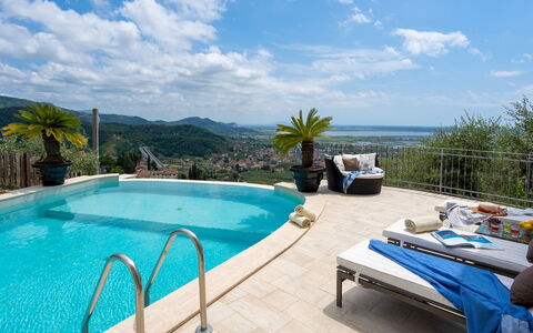 Villa Dolphin 10: Bleu, Piscine, Mobilier De Jardin, Recours, Loisir, Eco Hôtel, Balancelle, Parapluie, Vacances, Ombre