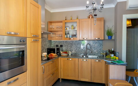 Villa Dolphin 10: Appareil De Cuisine, Cuisine, Cabinetry, Meubles, Comptoir, Principaux Appliance, Électroménager, Bois, Design Intérieur, Placard