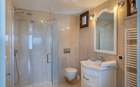 Villa Dolphin 10: Salle De Bains, Luminaire Plomberie, Design Intérieur, Sol, Mur, Sol, Évier, Lavabo, Robinet, Miroir