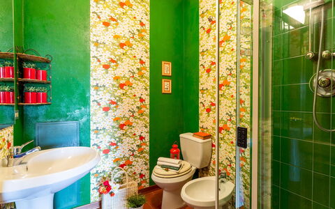 Villa Il Colle di Moriano 8: Vert, Jaune, Design Intérieur, Luminaire Plomberie, Salle De Bains, Orange, Plomberie, Tuile, Toilette, Mosaïque