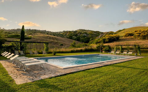 Podere Collelungo 14: Piscine, Colline, Eco Hôtel, Chaîne De Montagnes, Mobilier De Jardin, Recours, Ferme, Biens, Arrière-Cour, Aménagement Paysager