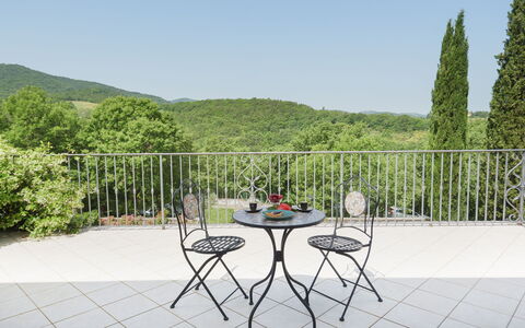 Villa Vittoria D'Anghiari 7+3: Meubles, Mobilier De Jardin, Chaise, Table, Tableau De Plein Air, Table Cuisine Et Salle A Manger, Balcon, Table Basse, Clôture, Ombre
