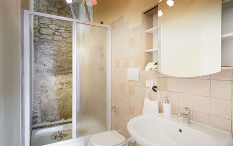 Villa Vittoria D'Anghiari 7+3: Mur, Sol, Luminaire Plomberie, Design Intérieur, Sol, Salle De Bains, Lavabo, Plomberie, Pièce, Plafond