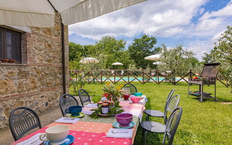 Podere Bagnolo 8: Meubles, Table, Mobilier De Jardin, Jardin, Tableau De Plein Air, Chaise, Table Cuisine Et Salle A Manger, Pelouse, Nappe De Table, Linge