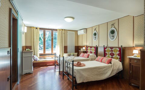 Villa Joy 6: Meubles, Design Intérieur, Chambre, Lit, Bois, Sol, Plafond, Drap De Lit, Literie, Sol