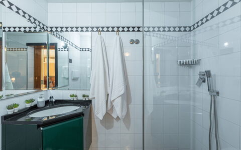 Villa Joy 6: Luminaire Plomberie, Salle De Bains, Sol, Design Intérieur, Robinet, Sol, Évier, Plomberie, Tuile, Douche