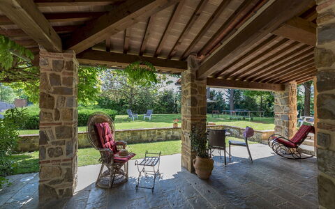 Villa Joy 6: Bois, Colonne, Meubles, Porche, Ombre, Jardin, Brique, Dalle, Plafond, Structure En Plein Air