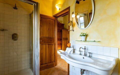 Il Poderuccio 17: Luminaire Plomberie, Salle De Bains, Design Intérieur, Lavabo, Bois, Sol, Robinet, Sol, Plomberie, Évier