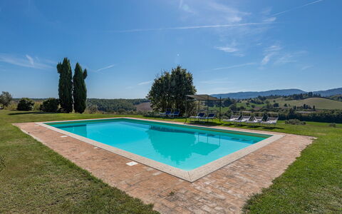 Il Poderuccio 17: Bleu, Piscine, Biens, Ferme, Aménagement Paysager, Pelouse, Hacienda, Ombre, Villa, Cour