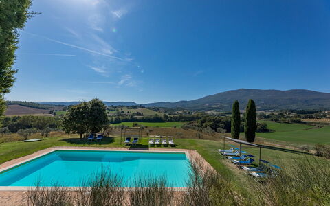 Il Poderuccio 17: Bleu, Piscine, Biens, Ferme, Pelouse, Aménagement Paysager, Hacienda, Villa, Cour, Eco Hôtel