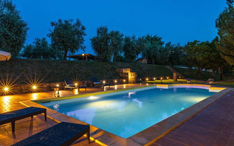 Poggio Medei 10: Bleu, Piscine, Recours, Eco Hôtel, Éclairage Paysager, Jardin, Caractéristique De L'Eau, Nuit, Aménagement Paysager, Hacienda