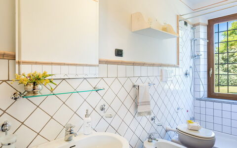 Poggio Medei 10: Design Intérieur, Sol, Luminaire Plomberie, Sol, Robinet, Plomberie, Plafond, Tuile, Évier, Salle De Bains