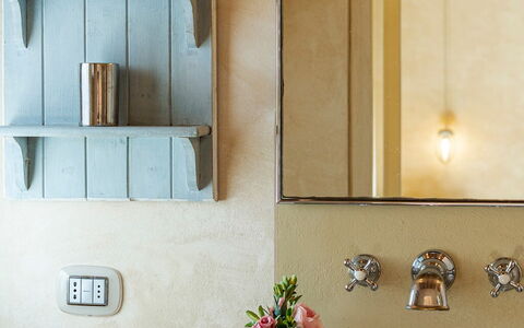 L'Oliveta 6: Mur, Design Intérieur, Luminaire Plomberie, Miroir, Éclairage, Lavabo, Plomberie, Robinet, Salle De Bains, Luminaire
