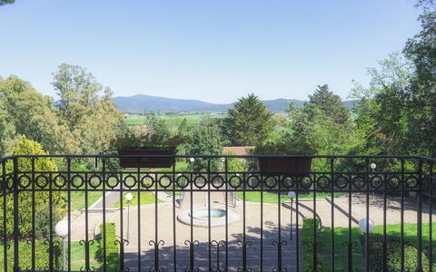 Villa Croci 12: Clôture, Balustrade, Balustre, Le Fer, Balcon, Ombre, Pelouse, Parc, Accueil Escrime