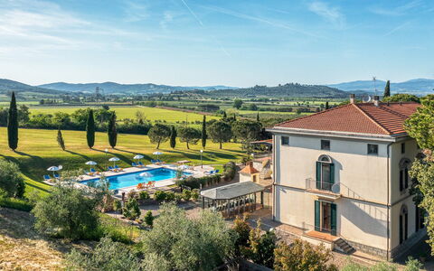 Villa Croci 12: Piscine, Biens, Recours, Hacienda, Villa, Aménagement Paysager, Manoir, Eco Hôtel, Centre De Loisirs, Hôtel