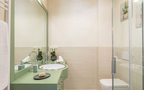 Torre Ginestre 12: Salle De Bains, Lavabo, Design Intérieur, Luminaire Plomberie, Sol, Mur, Évier, Sol, Robinet, Armoire De Toilette