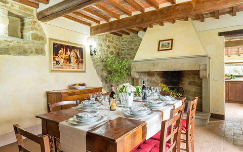 La Torretta 10: Meubles, Mur, Table, Design Intérieur, Table Cuisine Et Salle A Manger, Sol, Domicile, Maison, Chaise, Salle À Manger
