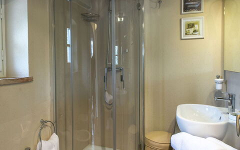 Albachiara 8: Salle De Bains, Luminaire Plomberie, Design Intérieur, Sol, Sol, Pièce, Plomberie, Porte, Robinet, Douche