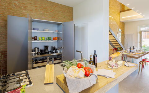 La Fonte di Santa Regina 8: Design Intérieur, Meubles, Cuisine, Sol, Comptoir, Appareil De Cuisine, Sol, Éclairage, Plafond, Domicile