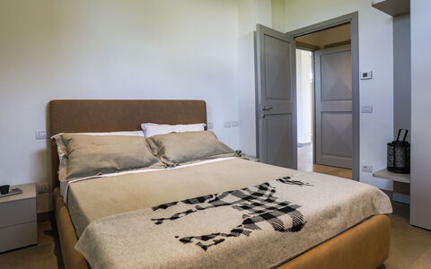 La Fonte di Santa Regina 8: Meubles, Lit, Chambre, Design Intérieur, Literie, Drap De Lit, Bois, Sol, Sol, Pièce