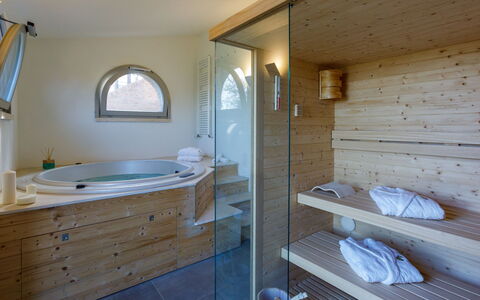 La Fonte di Santa Regina 8: Sol, Design Intérieur, Sol, Luminaire Plomberie, Bois, Meubles, Plafond, Baignoire, Pièce, Salle De Bains