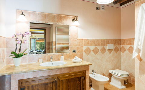 Il Casale di Manuele 12: Lavabo, Salle De Bains, Design Intérieur, Luminaire Plomberie, Évier, Sol, Sol, Robinet, Armoire De Toilette, Comptoir