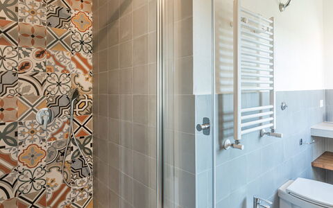 Il Colle di Donna Ilaria 12: Sol, Design Intérieur, Luminaire Plomberie, Sol, Salle De Bains, Tuile, Robinet, Plomberie, Pièce, Plafond