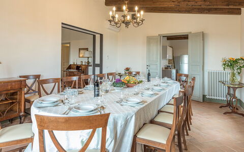Il Colle di Donna Ilaria 12: Meubles, Design Intérieur, Table, Bois, Chaise, Salle À Manger, Sol, Table Cuisine Et Salle A Manger, Plafond, Sol