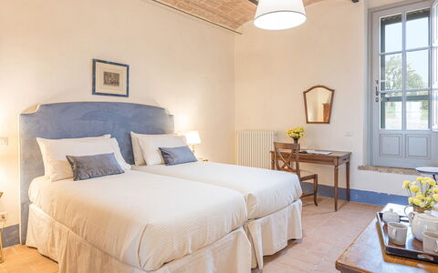 Il Colle di Donna Ilaria 12: Meubles, Mur, Lit, Chambre, Design Intérieur, Drap De Lit, Sol, Cadre De Lit, Literie, Pièce