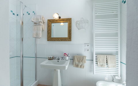 Il Molinaccio 14+2: Salle De Bains, Luminaire Plomberie, Lavabo, Mur, Design Intérieur, Évier, Robinet, Miroir, Plomberie, Domicile