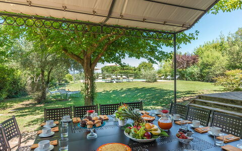 Finestra su Siena 16: Meubles, Table, Mobilier De Jardin, Chaise, Arbuste, Jardin, Tableau De Plein Air, Ombre, Lot Terre, Table Cuisine Et Salle A Manger