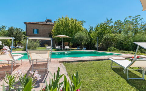 Finestra su Siena 16: Piscine, Mobilier De Jardin, Jardin, Recours, Arrière-Cour, Biens, Balancelle, Aménagement Paysager, Cour, Chaise