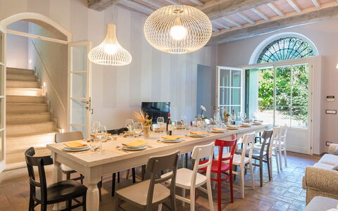 Finestra su Siena 16: Meubles, Design Intérieur, Sol, Table, Plafond, Chaise, Luminaire, Table Cuisine Et Salle A Manger, Salle À Manger, Éclairage