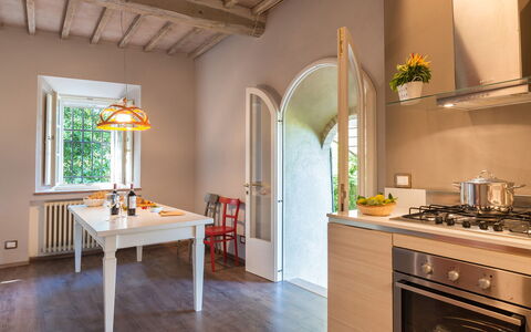 Finestra su Siena 16: Meubles, Design Intérieur, Mur, Sol, Bois, Domicile, Plafond, Comptoir, Sol, Cuisine